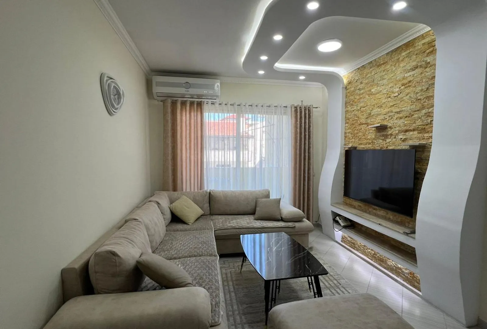 Leo Apartament Durrës 0*,  Albania